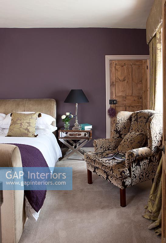 Chambre moderne avec murs peints en violet
