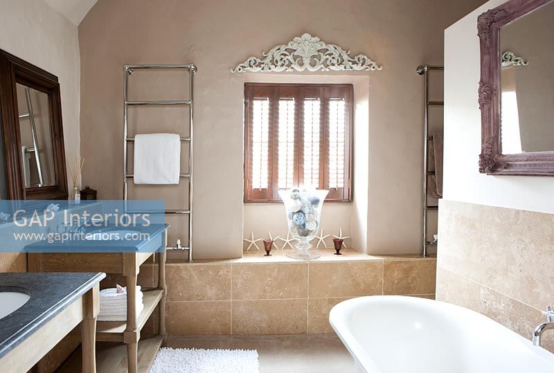 Salle de bain moderne avec mur en plâtre nu
