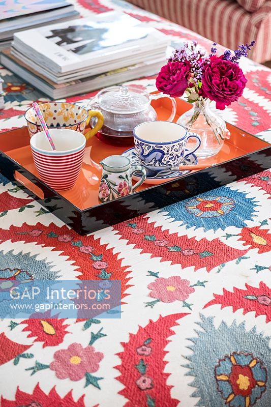 Plateau pour le thé sur une table recouverte de tissu coloré moderne