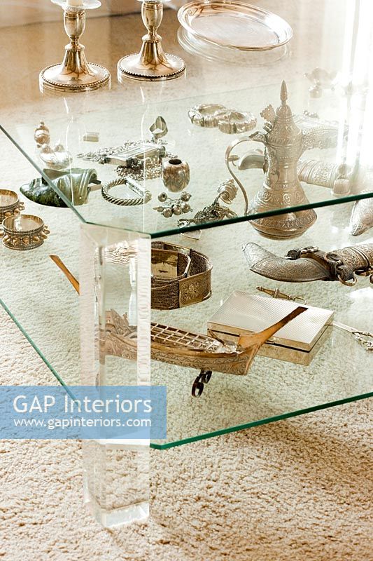 Affichage des objets de collection dans une table basse en verre à deux niveaux