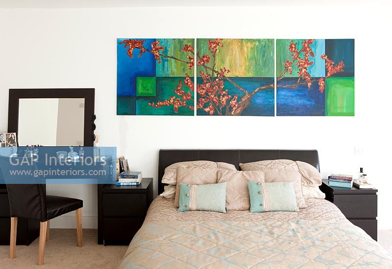 Chambre moderne avec coiffeuse et peinture colorée