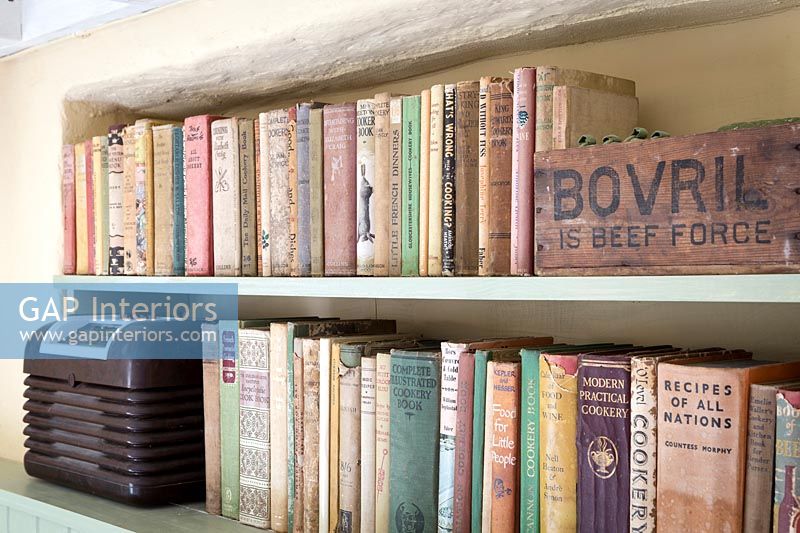 Bibliothèque avec des livres anciens et des objets vintage