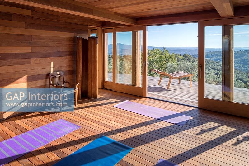 Espace spa avec salle de yoga et tapis de yoga aménagés