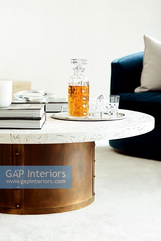 Table basse moderne avec carafe et verres