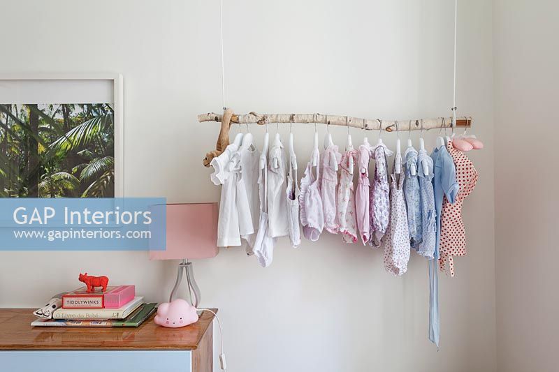 Tringle à vêtements maison pour vêtements de bébé