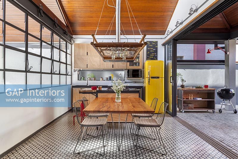 Cuisine-salle à manger industrielle moderne avec portes pliantes à barbecue