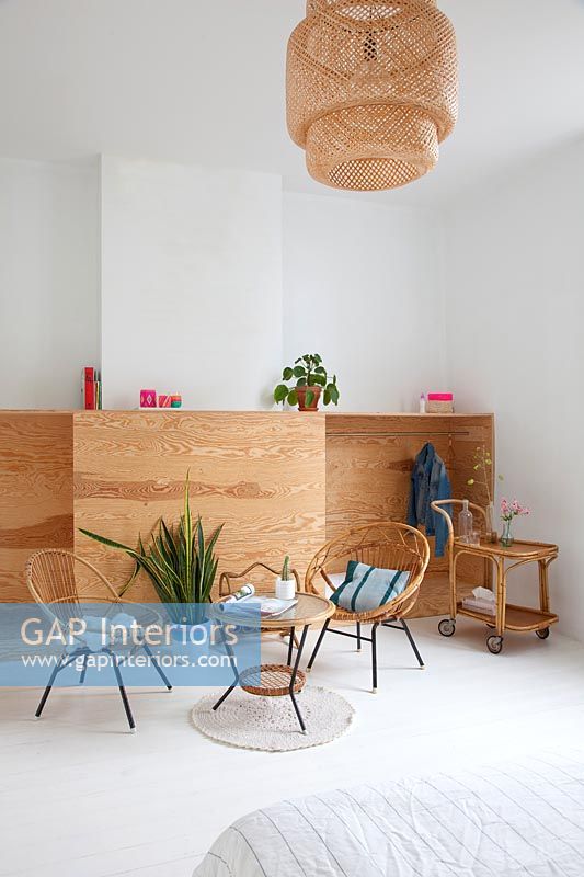 Mur en bois avec tringle à vêtements intégrée dans le salon blanc