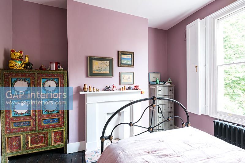 Chambre rose avec armoire de style oriental peint