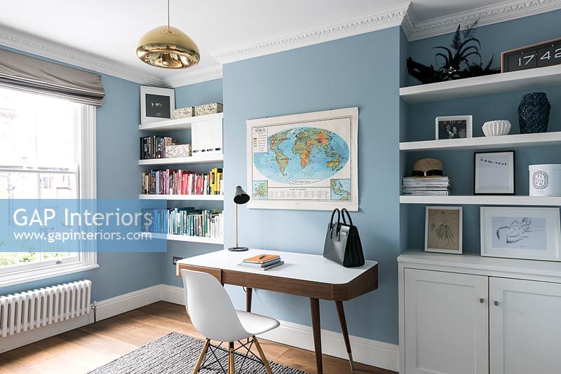Bureau à domicile moderne avec des murs bleus