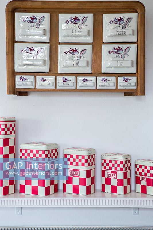 Tiroirs de rangement en céramique et ensemble de boîtes rouges et blanches exposées