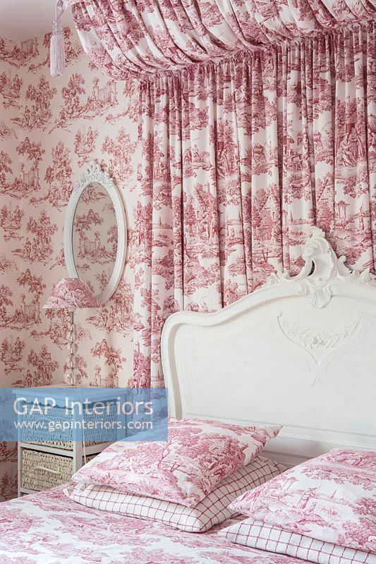 Chambre rose et blanche avec auvent en tissu et papier peint