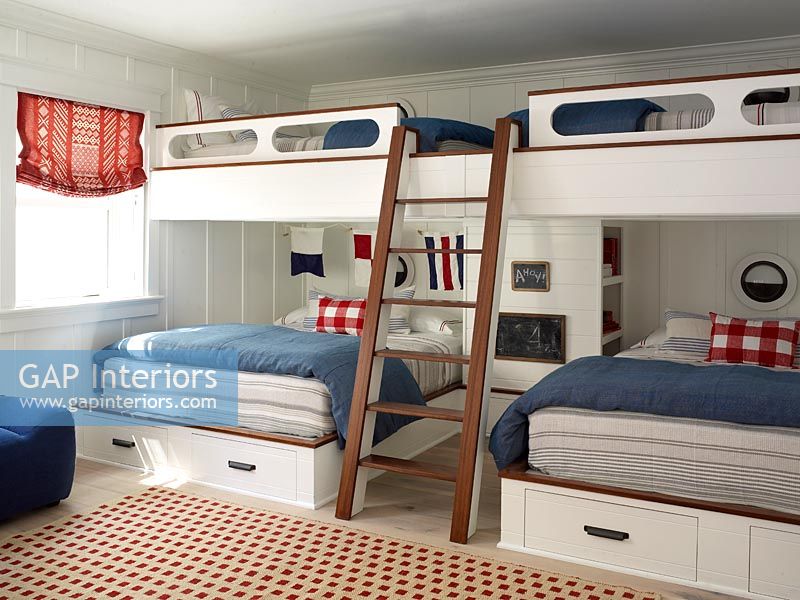 Chambre à thème nautique avec lits superposés