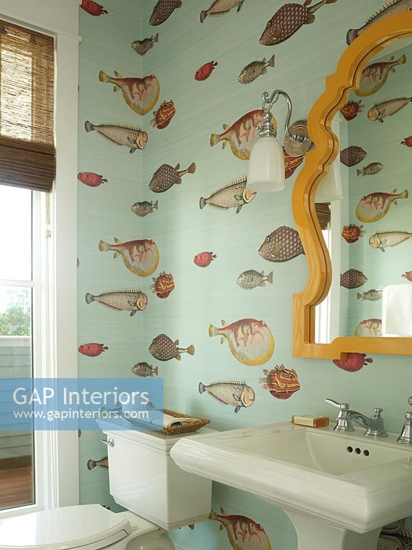 Papier peint à motifs de poissons colorés dans la salle de bain