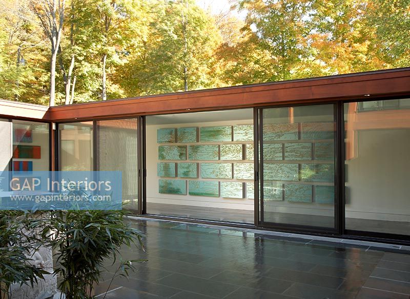 Maison d'été en verre moderne avec terrasse