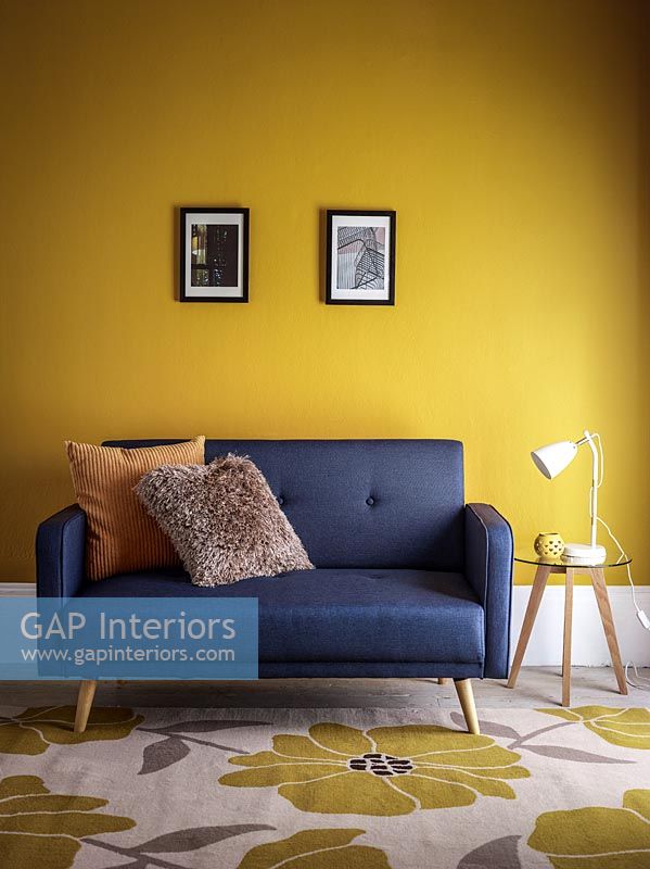 Canapé bleu moderne dans la chambre jaune