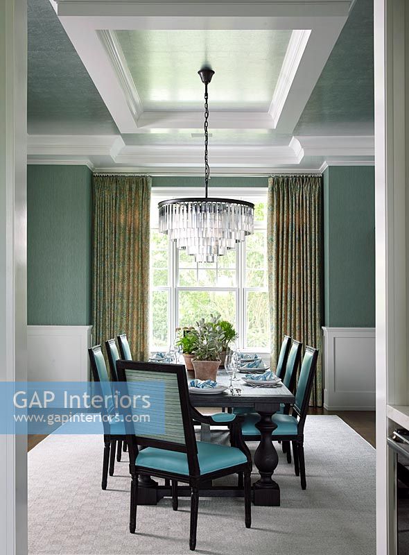 Salle à manger moderne avec chaises turquoise et lustre élégant