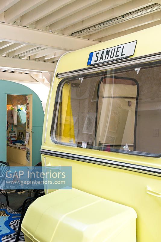 Caravane vintage jaune avec plaque d'immatriculation personnalisée dans la chambre des enfants
