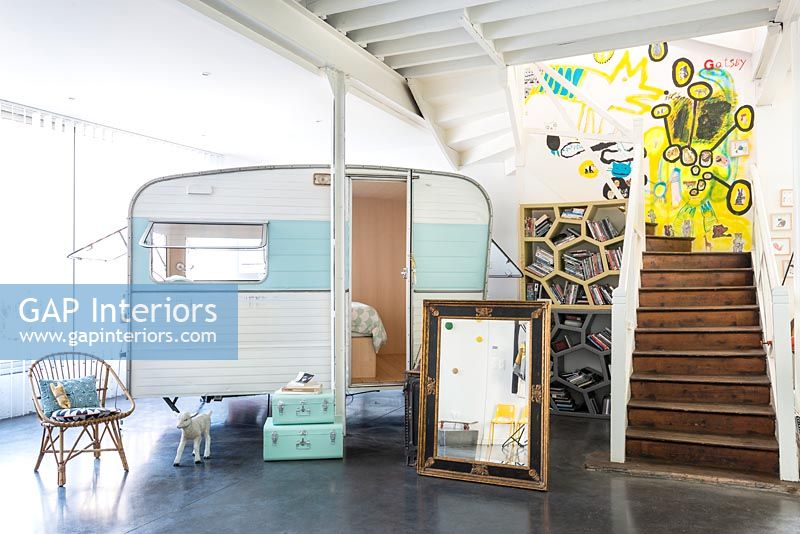 Caravane vintage comme chambre à coucher dans la chambre des enfants industriels