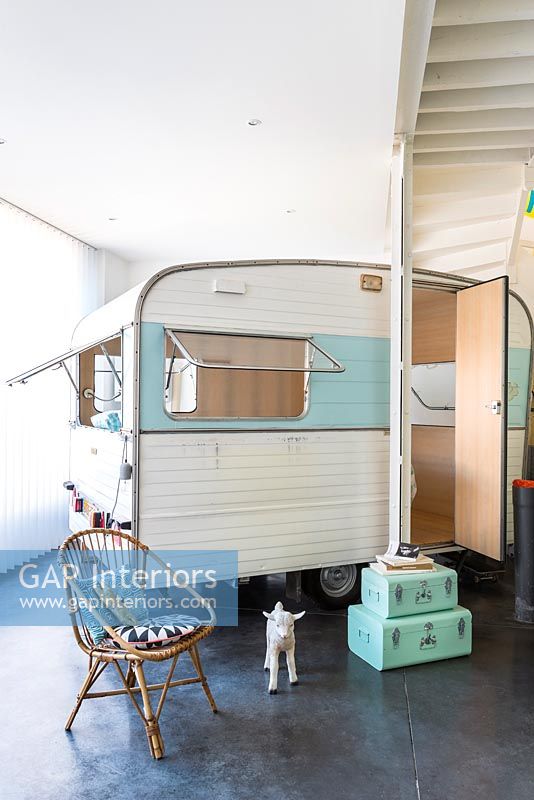 Caravane vintage comme chambre pour enfants dans une maison industrielle