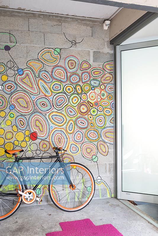 Peinture murale colorée sur le mur du couloir avec vélo