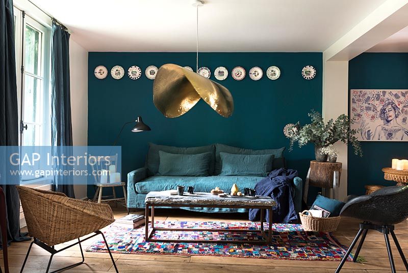Salon peint en bleu foncé avec affichage de plaque murale