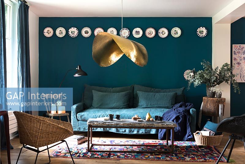 Salon moderne avec des murs peints en bleu foncé