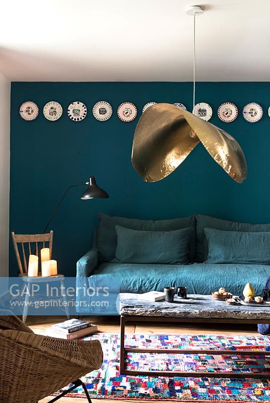 Suspension inhabituelle dans un salon moderne avec des murs bleu foncé