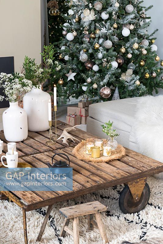 Grande table basse et arbre de Noël dans le salon moderne