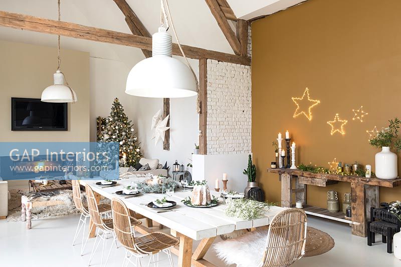 Espace de vie ouvert avec table à manger pour Noël