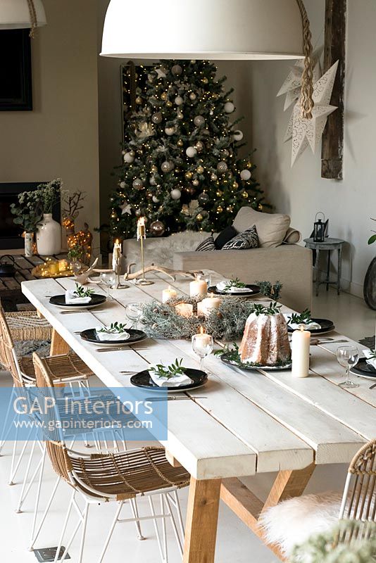 Table à manger blanche dressée pour le dîner de Noël
