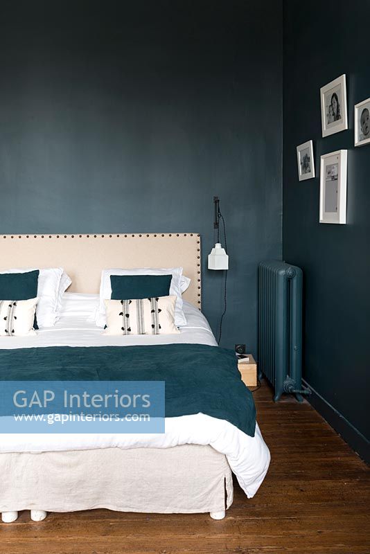 Murs peints turquoise et couvre-lit assorti dans une chambre moderne