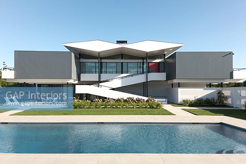Extérieur de maison moderne avec piscine