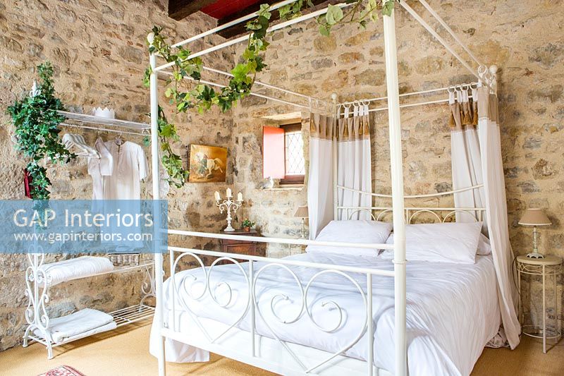 Chambre champêtre romantique avec lit à baldaquin