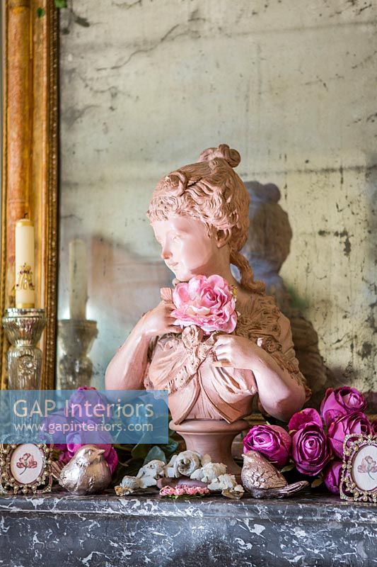 Buste classique - sculpture en rose recouverte de roses