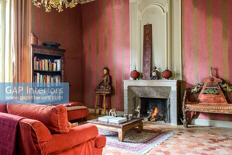 Salon classique avec papier peint rouge
