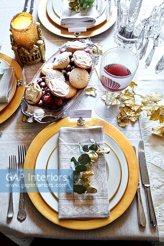 Table à manger classique décorée pour Noël