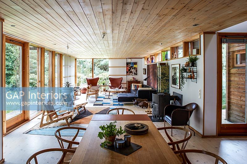 Espace de vie moderne à aire ouverte dans une maison en bois