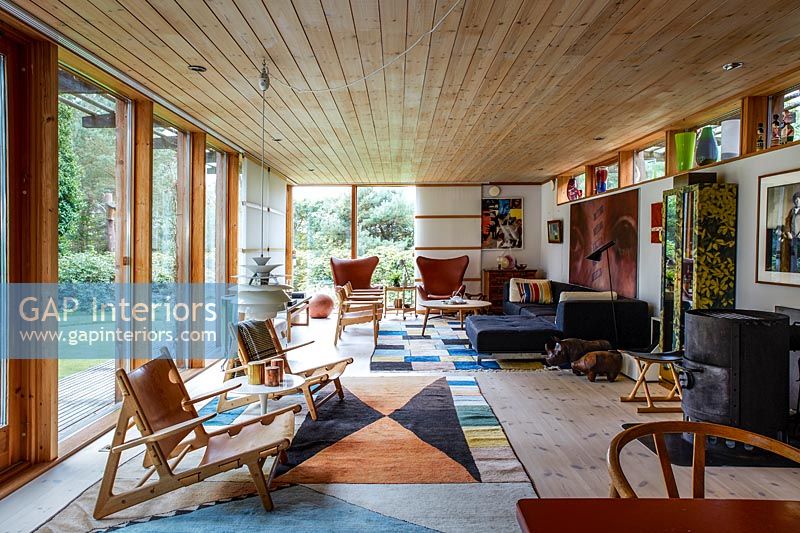 Espace de vie moderne à aire ouverte dans une maison en bois