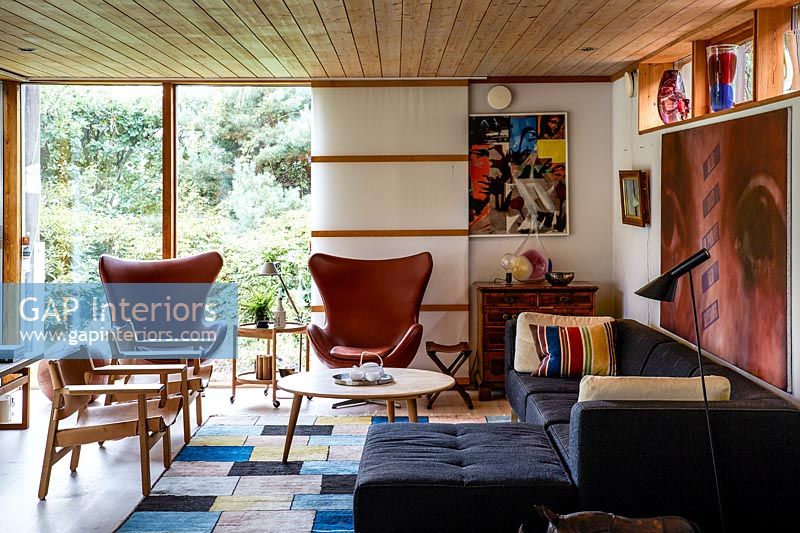 Salon moderne dans une maison en bois