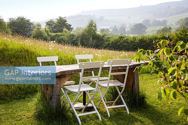 Jardin de campagne avec table et chaises