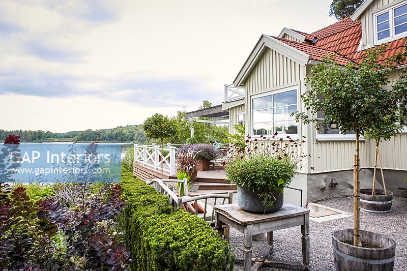 Maison moderne et jardins avec vue sur le lac