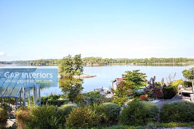 Jardin avec vue sur le lac