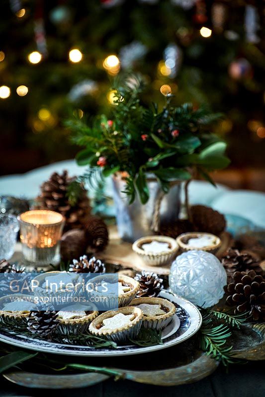 Table classique décorée pour Noël