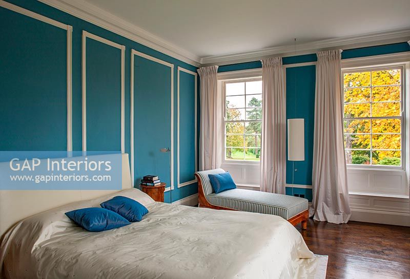 Chambre des maîtres avec mur lambrissé peint en bleu