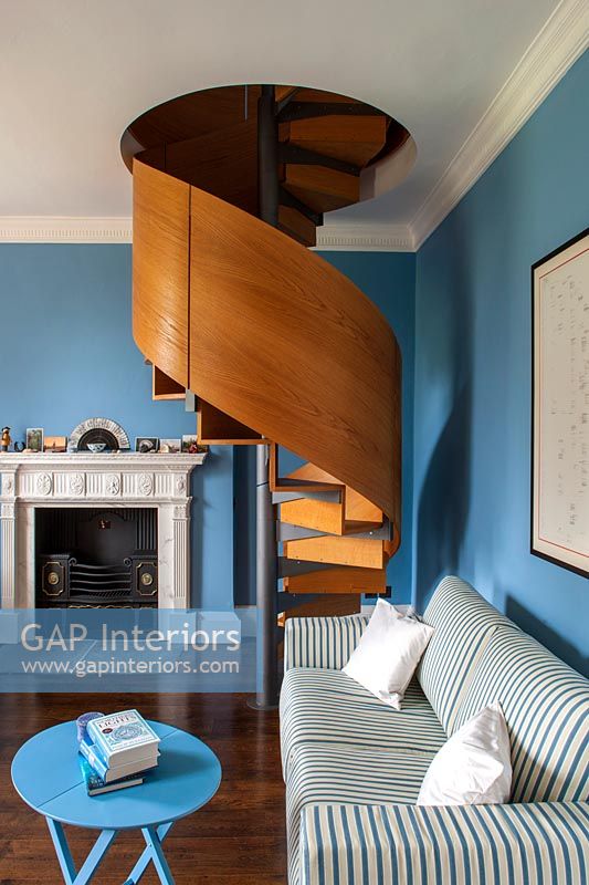 Chambre bleue et blanche avec escalier en colimaçon en bois et acier