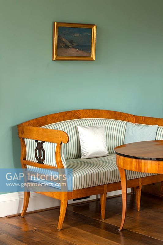 Canapé avec cadre en bois et tissu d'ameublement à rayures