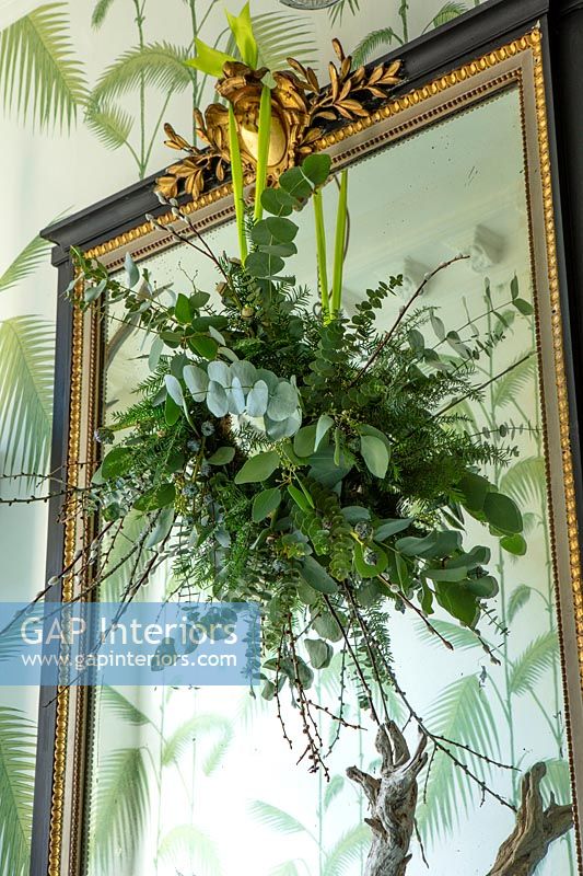 Miroir classique avec eucalyptus suspendu et saule
