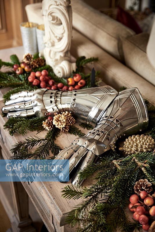 Gants blindés sur table avec décorations de Noël