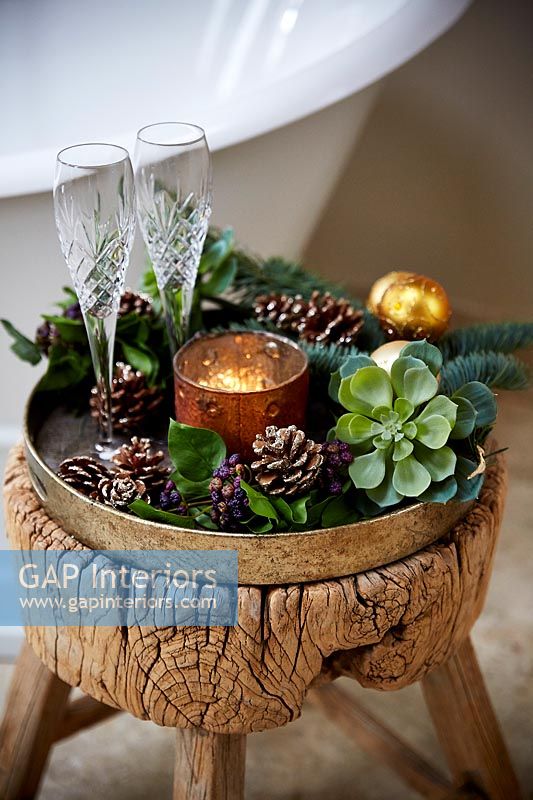 Décorations de Noël et verres sur plateau en or