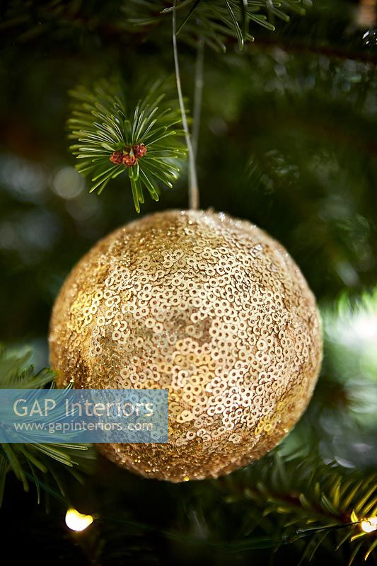 Bouchent la décoration de Noël sur l'arbre